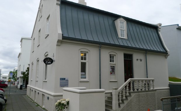 Guide to six of the best cafés in Reykjavík: Something fore everyone, whether you are looking for a cat café, hipstery vegan joint, scandinavian bistro or quiet cup of coffee at a beautiful historic café. #BestOfReykjavík #Reykjavík #CaféCulture #Iceland
icelandmag.is/article/six-be…