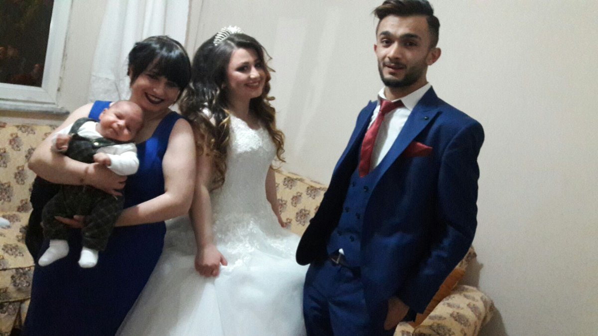 dere_esin's tweet photo. Bilmiyorlarki evleniyorlar😂😂😂 https://t.co/c7vDZptnWE