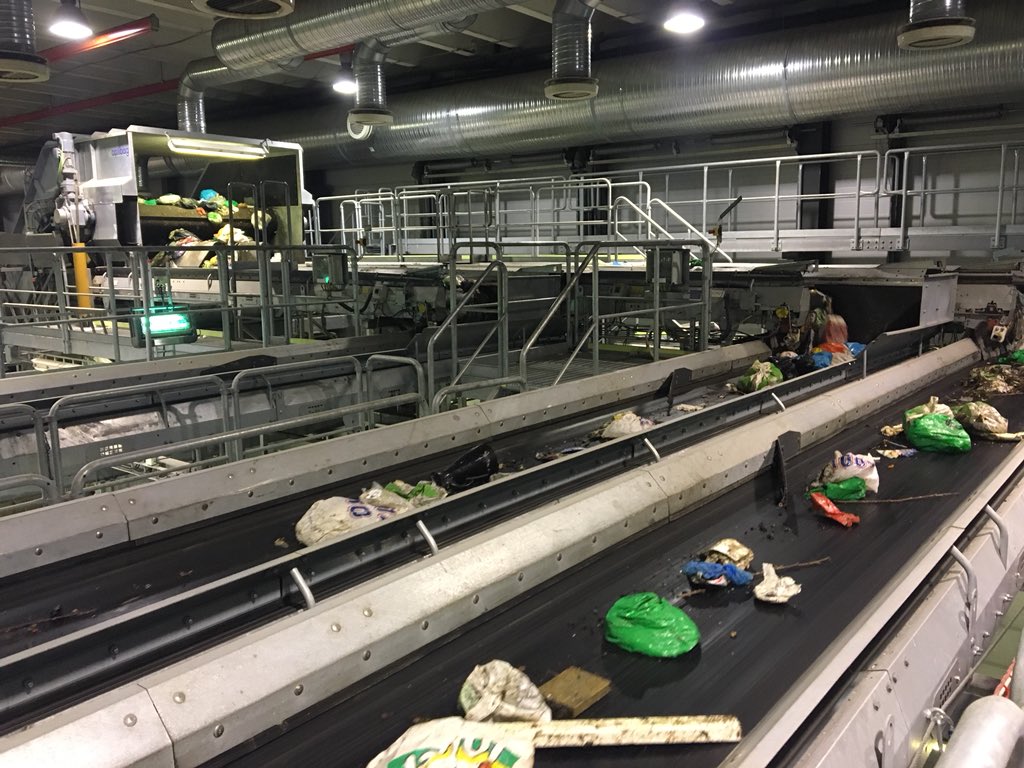 catherinebanet's tweet photo. From law to practice: Today the students of Int #climatechange &amp; #energy law course at @JUSiOslo visited @Fortum Oslo Varme waste-to-energy plant at Klemetsrud. Thanks to Technical Director Johnny Stuen @OsloEnergy for guiding us &amp; presenting the WtE- #CCS project. @NIFSjus https://t.co/Coc4bKYTln