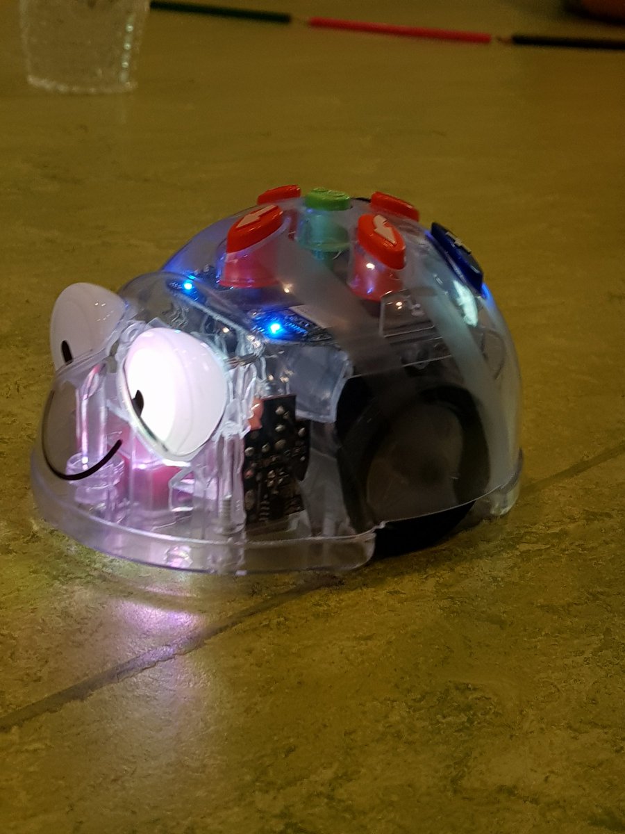 braneback's tweet image. Mina elever har programmerat. Den här blueboten döpte de till @BaggeA