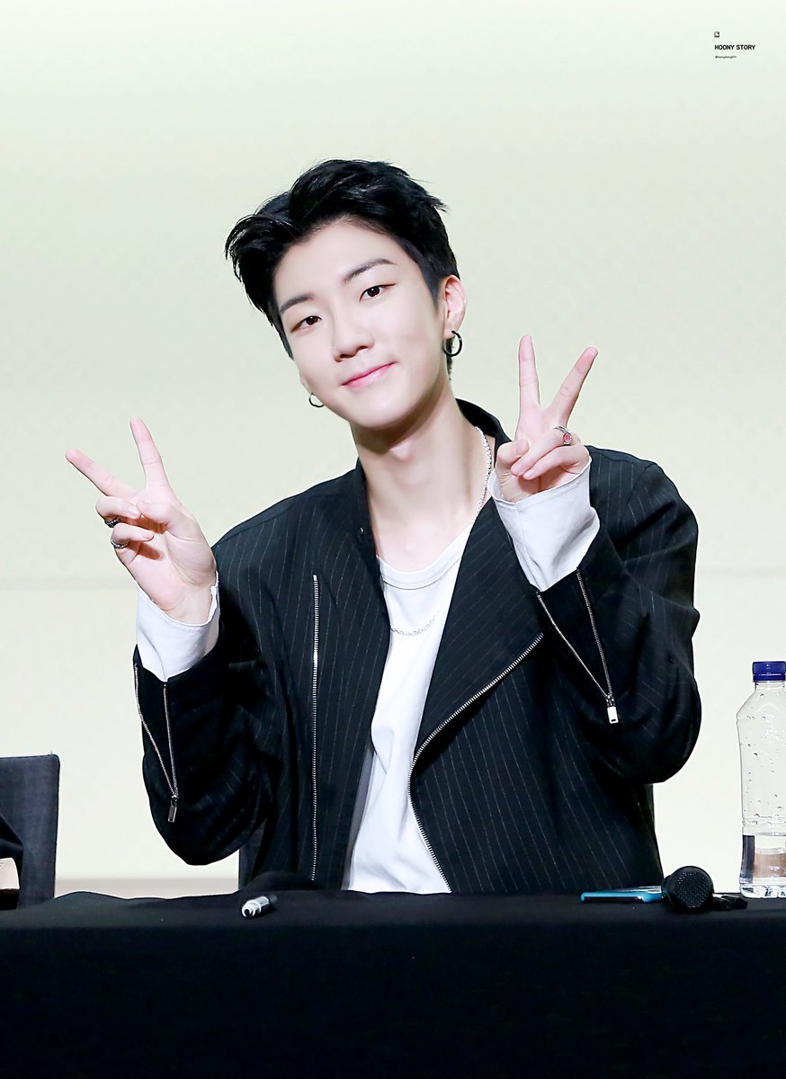 hoonystory0111's tweet photo. 180421 을지로
💚💚💚💚
#WINNER #HOONY #이승훈

https://t.co/4HewPV2Cle
https://t.co/N0ude7z2Ch https://t.co/H9xmXNKD4C