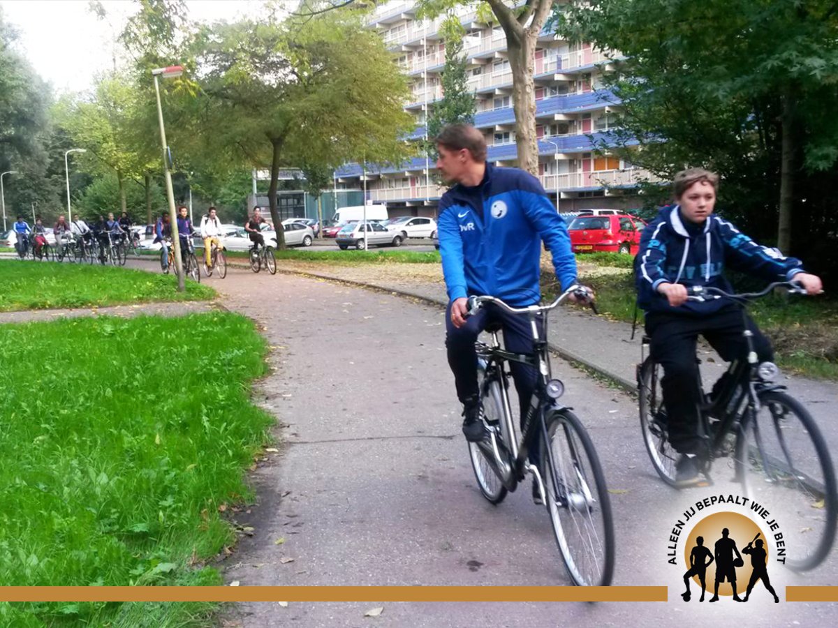Op weg naar de training! Ook wij pakken de fiets als het lekker weer is 😃.