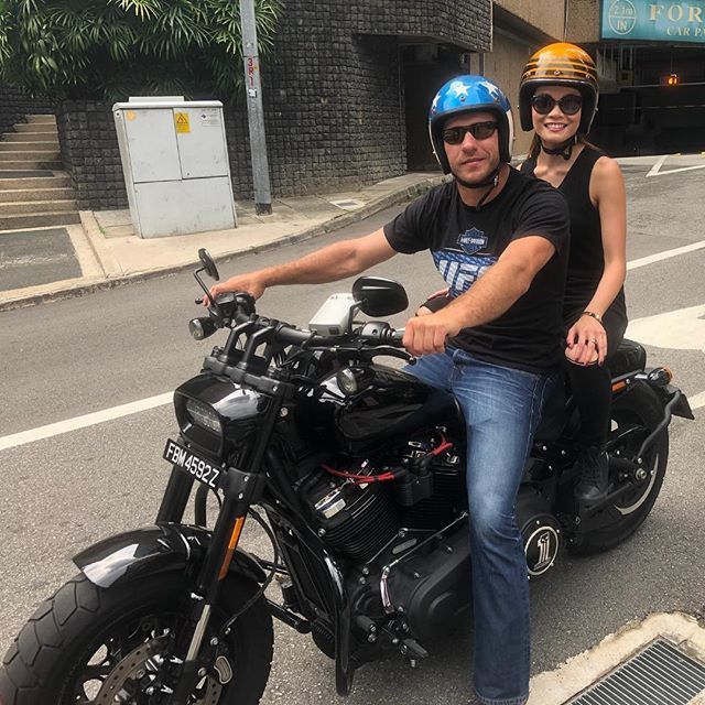 leanne_119's tweet photo. Helmet buddy @cowboycerrone on a #softailfatbob, sizzling hot #throttle #pillion #UFCSingapore #giddyup #metalhorse Thank you @harleydavidsonsg https://t.co/0FMAh4ptgR https://t.co/W33EM1XoOh