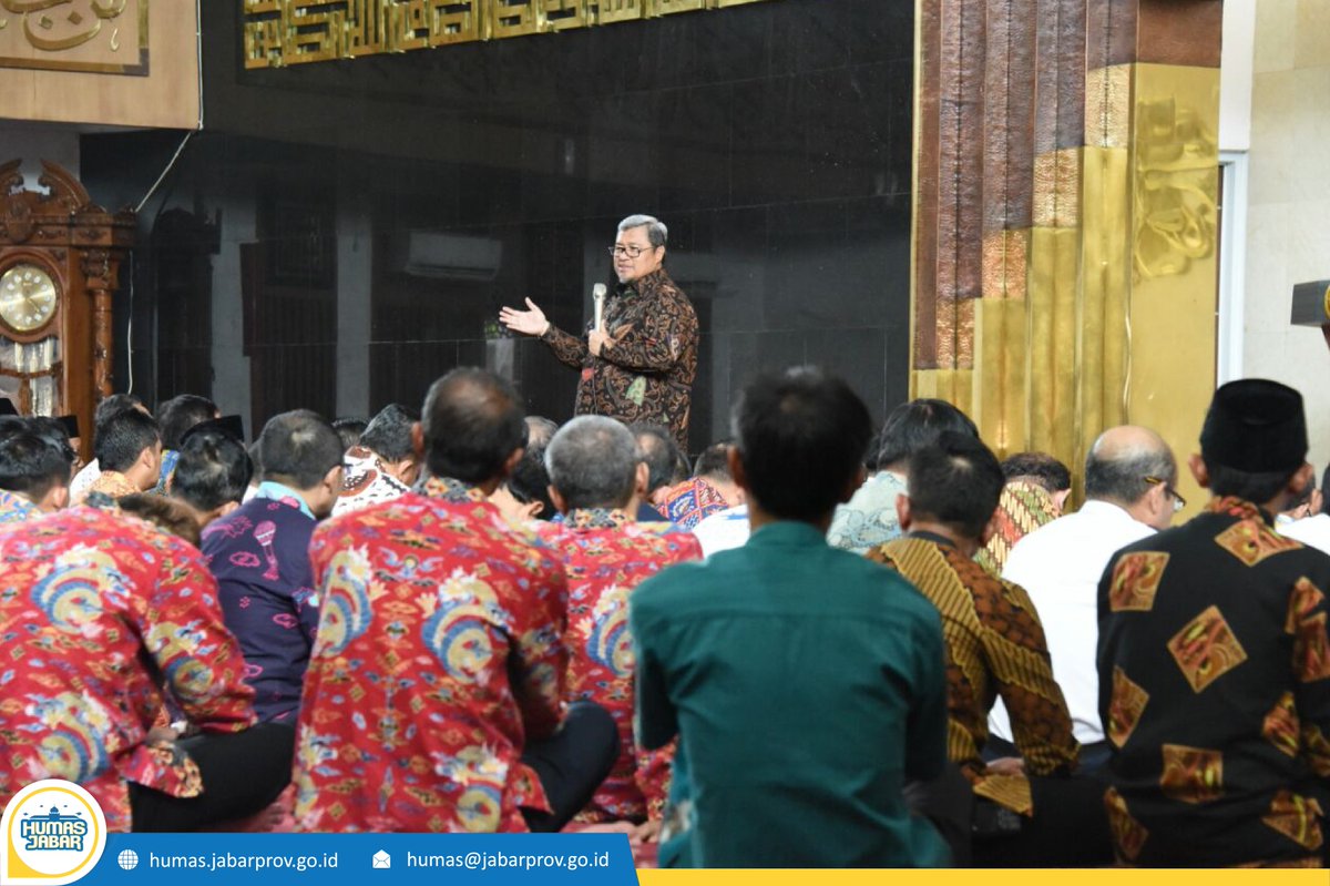 humasjabar's tweet photo. Tasyakur Binikmat Gubernur Jabar @aheryawan beserta Karyawan Pemprov Jabar atas Penghargaan Parasamya Purnakarya Nugraha Pemprov Jabar. Mesjid Al Mutaqqin, Gd. Sate, Kamis, (26/04/18). 

#humasjabar #beritahumasjabar #ParasamyaPurnakaryaNugrahaUntukPemprovJabar https://t.co/9LhZeGv1FE