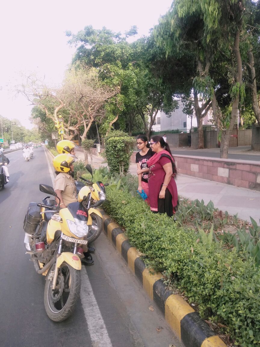 DCPSouthDelhi's tweet photo. SHE Inspires! #SouthDistrict women patrolling squad in action; patrolling in South Delhi area for ensuring safety of women @DelhiPolice #Knightingales #SafetyFirst #StreetSafety  #WeCare https://t.co/qpraG1KSPr