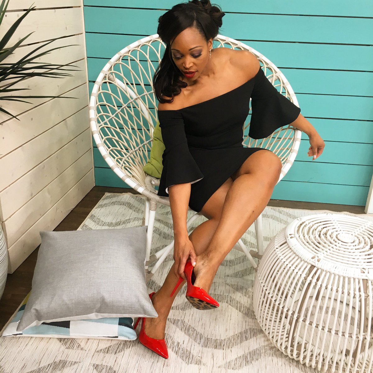 thetracymoore's tweet photo. Winning 🇨🇦 combo: #TMxFredas dress & @ienleeinc Sahara stiletto🔥. Now I love people seeing the bottom of my shoes 👠🐆.#TMxFredas link in bio. https://t.co/u9rHb9oj2L