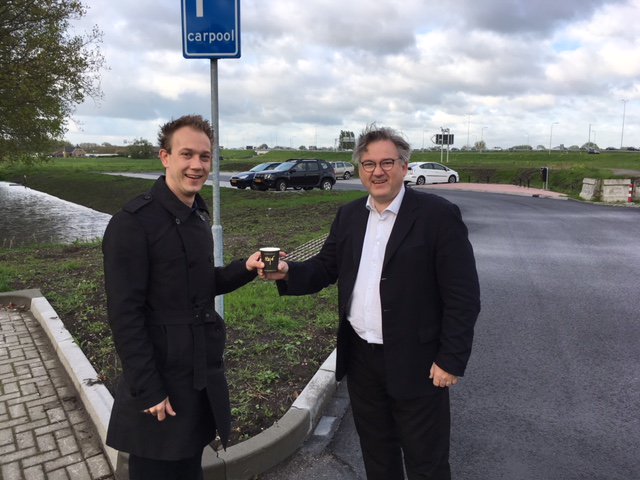 #Nieuwegein heeft een nieuw #carpoolterrein De Linielanding <a href="/Hajerestaurants/">Hajé Shops, Hotels & Restaurants</a> aan de A27. Forensen kregen een gratis kop koffie van weth. <a href="/johangadella/">johan gadella</a>