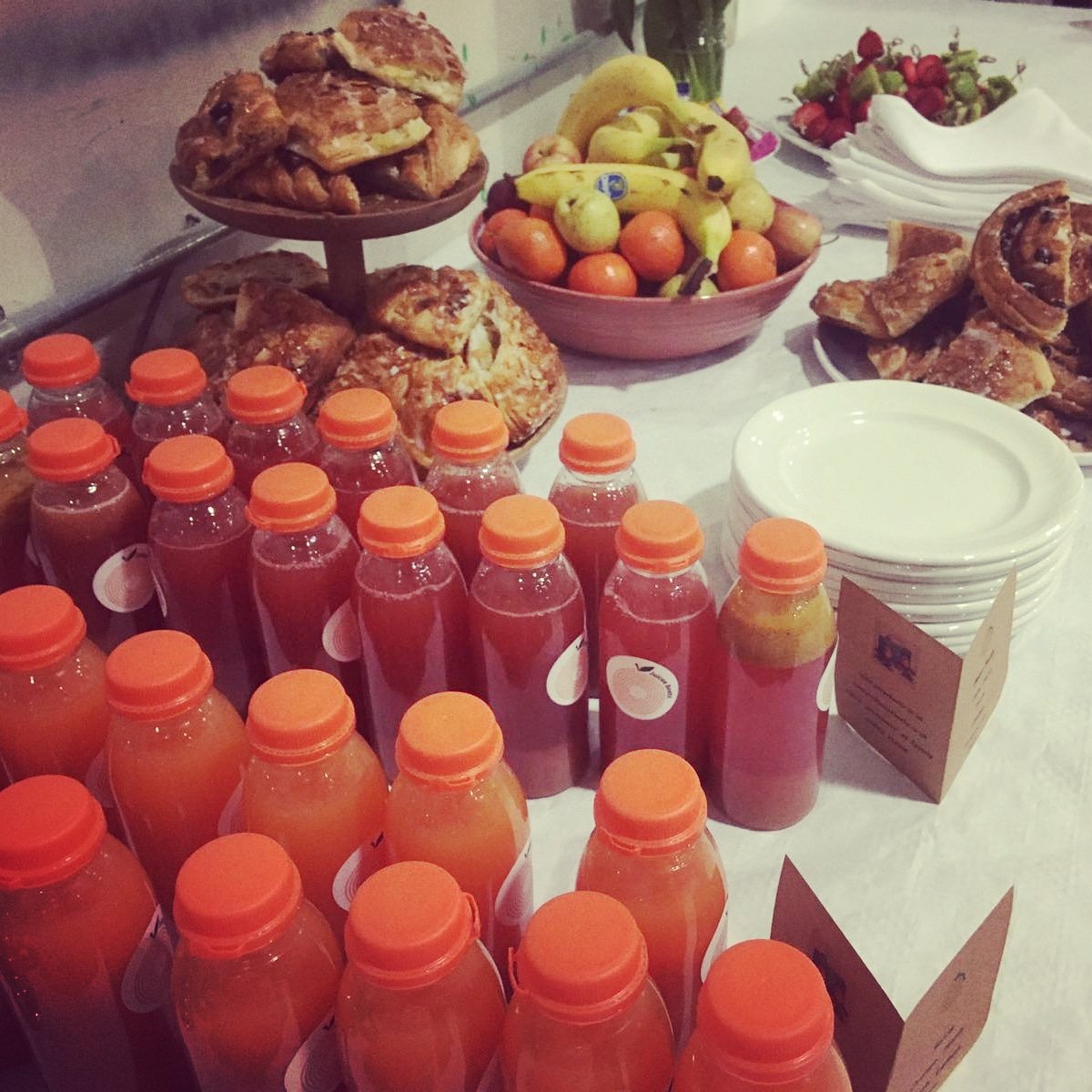 JuiceeBeets's tweet image. Healthy boost of vitamins from our fresh juices added to @tastethelovemcr incredible breakfast spread-corporate catering  @thesharpproject 
 #juiceeverydamnday #startthedayright #breakfastspread #corporatecatering #eatarainbow #drinkyourveggies #buylocal #eventcatering