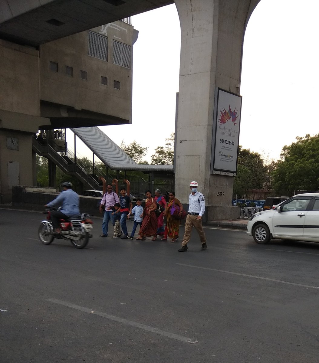 Hakuna Matata on Twitter "This traffic Constable helping this family