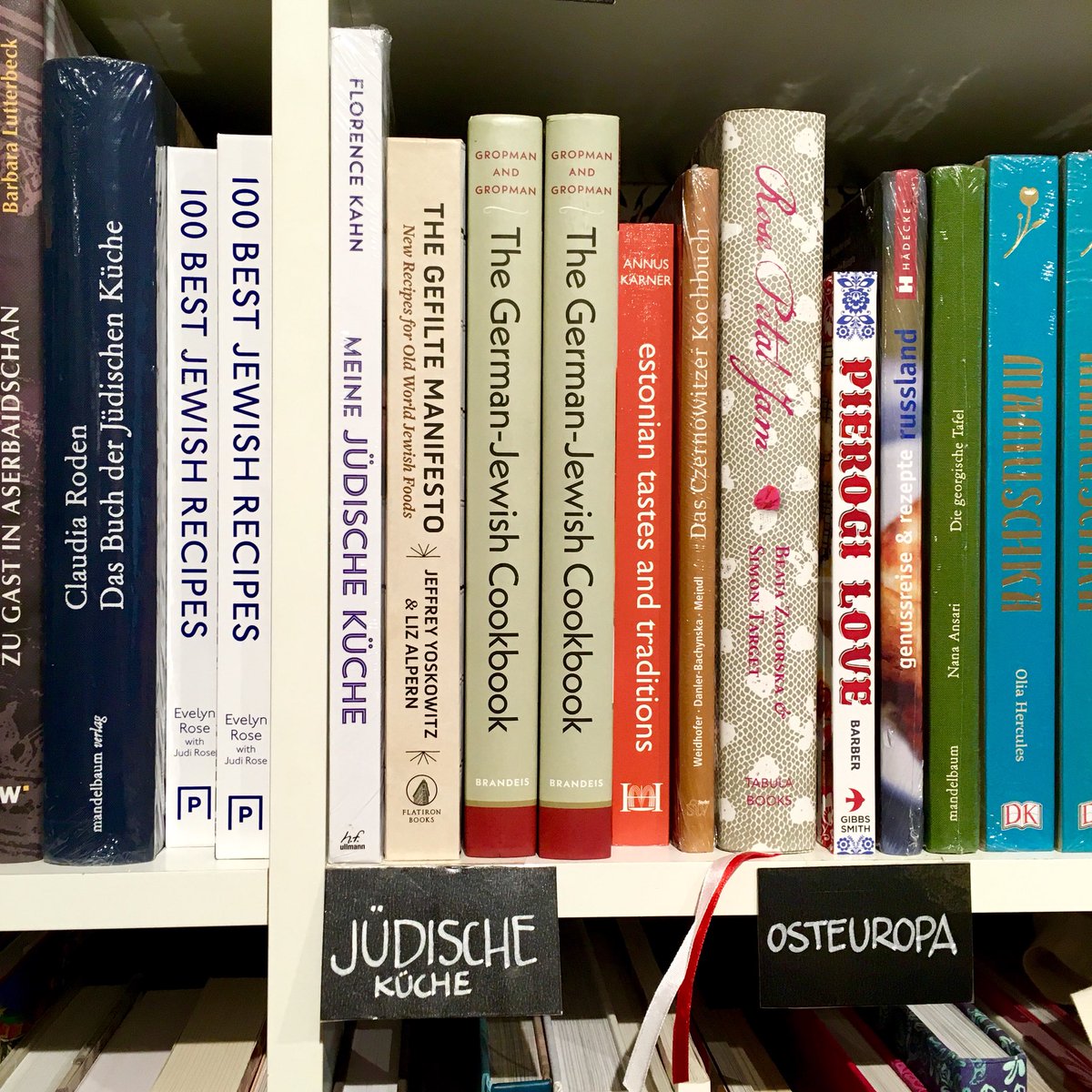 Ger_Jew_Cuisine's tweet photo. Spotted in the wild on last day in #Berlin So happy to be bookshelf neighbors with @gefilteria at @GoldhahnSampson in #prenzlauerberg #germanjewishcookbook #jewishfood #germanfood @eatartword @Rossmer4 #cookbook @Jeffyosko @lizalpern #germany #gefiltemanifesto https://t.co/0vqSoGVfdl