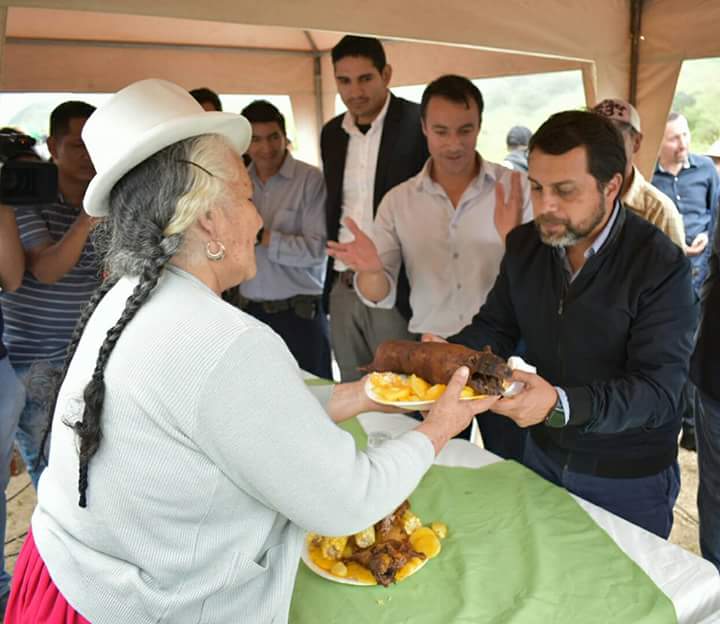 ViniscioToledEC's tweet photo. #Pucará, #Azuay |  Ministro @PaulGranda recorrio la obra de colocación de asfalto y construción de cunetas de la vía Minas-Tablón-Pucará parte del #PlanVialAzuay que tiene un avance del 98%. Gestión y logro de la Administración del Alcalde @rogelioreyes01 de @GADPucara. https://t.co/OsSRp65UE3