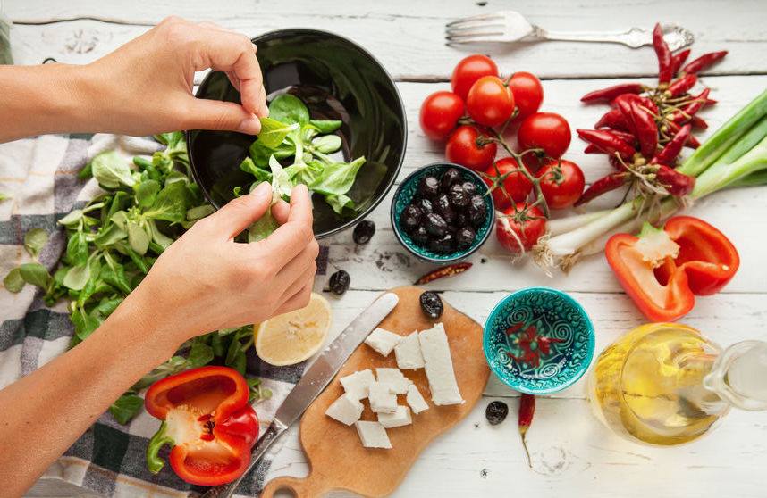 aicrtweets's tweet photo. What is the Mediterranean Diet and does it have the potential to reduce your risk of cancer? @KarenCollinsRD breaks down what we know about eating habits and cancer risk: https://t.co/ur4IlSUKCo https://t.co/362fx7uYQc