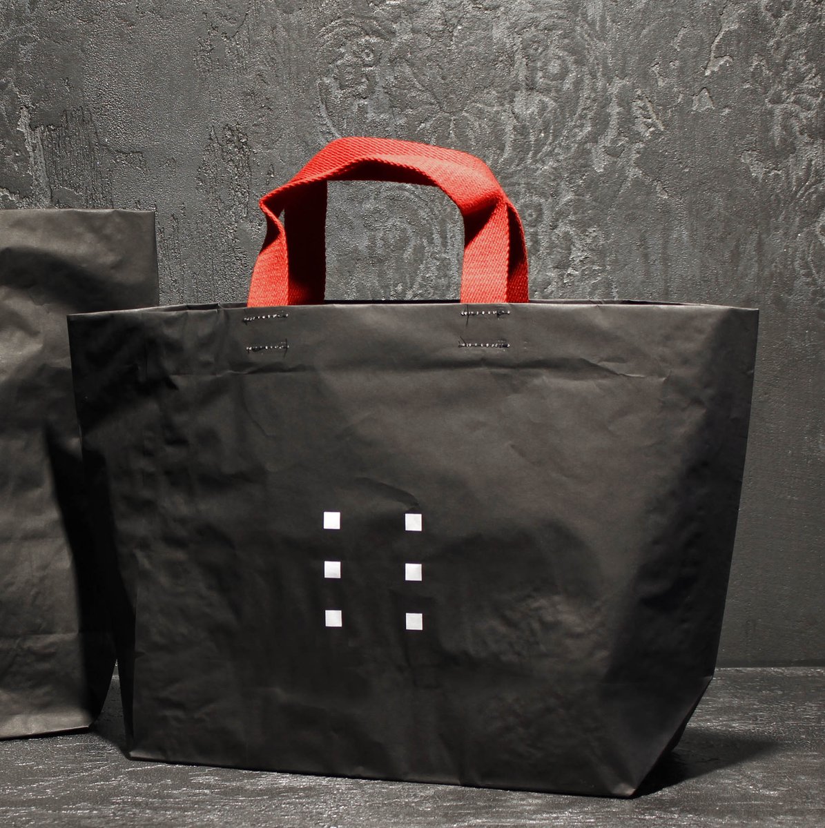 DxG_Packaging's tweet photo. Less is more ... when packaging is minimal! #shoppingbag #shopper #shopperbag #paperbag #red #white #black #minimal #style #graphicdesign #dxgpackaging #luxury #fashion #design #packaging #packagingdesign #bestofpackaging https://t.co/v46fWM1nzr