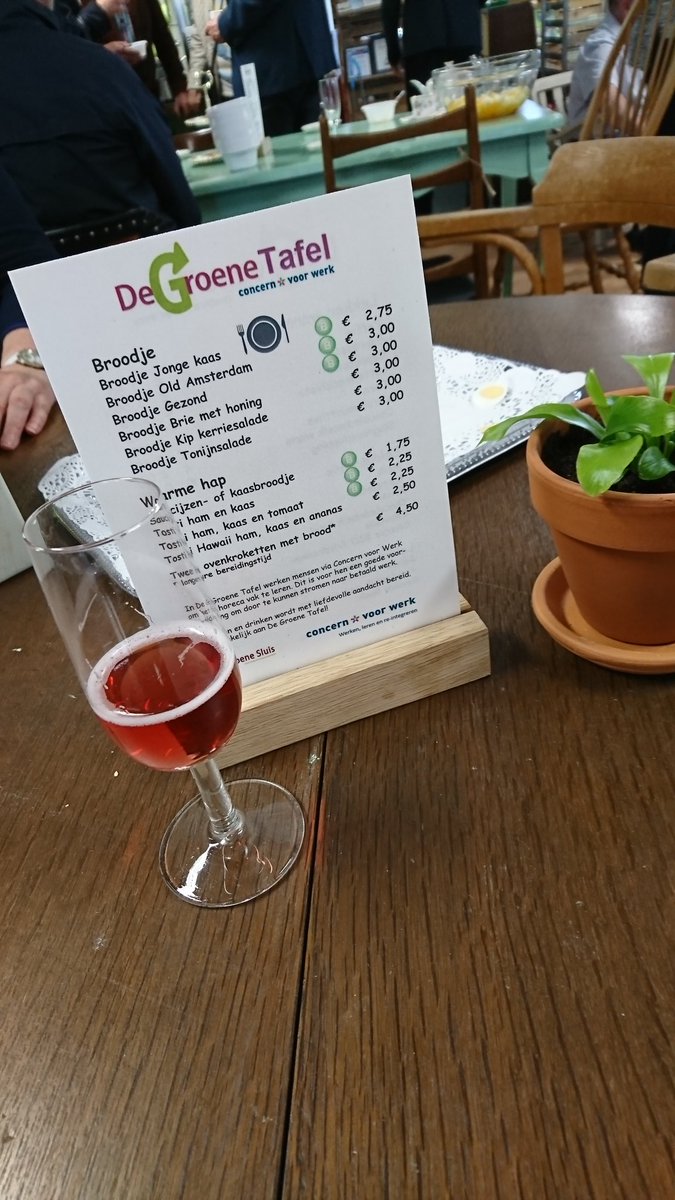 Wat een mooie nieuwe initiatieven in de #kringloopbranche voor oa arbeidsontwikkeling. Vandaag aanwezig bij de feestelijke opening van de lunchroom @DeGroeneSluis, ism Concern voor Werk Lelystad. De proeverij was heerlijk #Socent