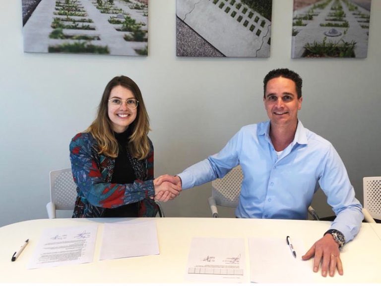 We bundelen onze krachten! Swaans Beton en Rain(a)Way werken voortaan nauw samen: "We zien een nieuwe kans om producten te ontwikkelen voor parkeer- en terreinverharding. Denk aan nieuwe functies zoals een esthetisch karakter en veel groen bij de tegels." tinyurl.com/y8bfcdrd