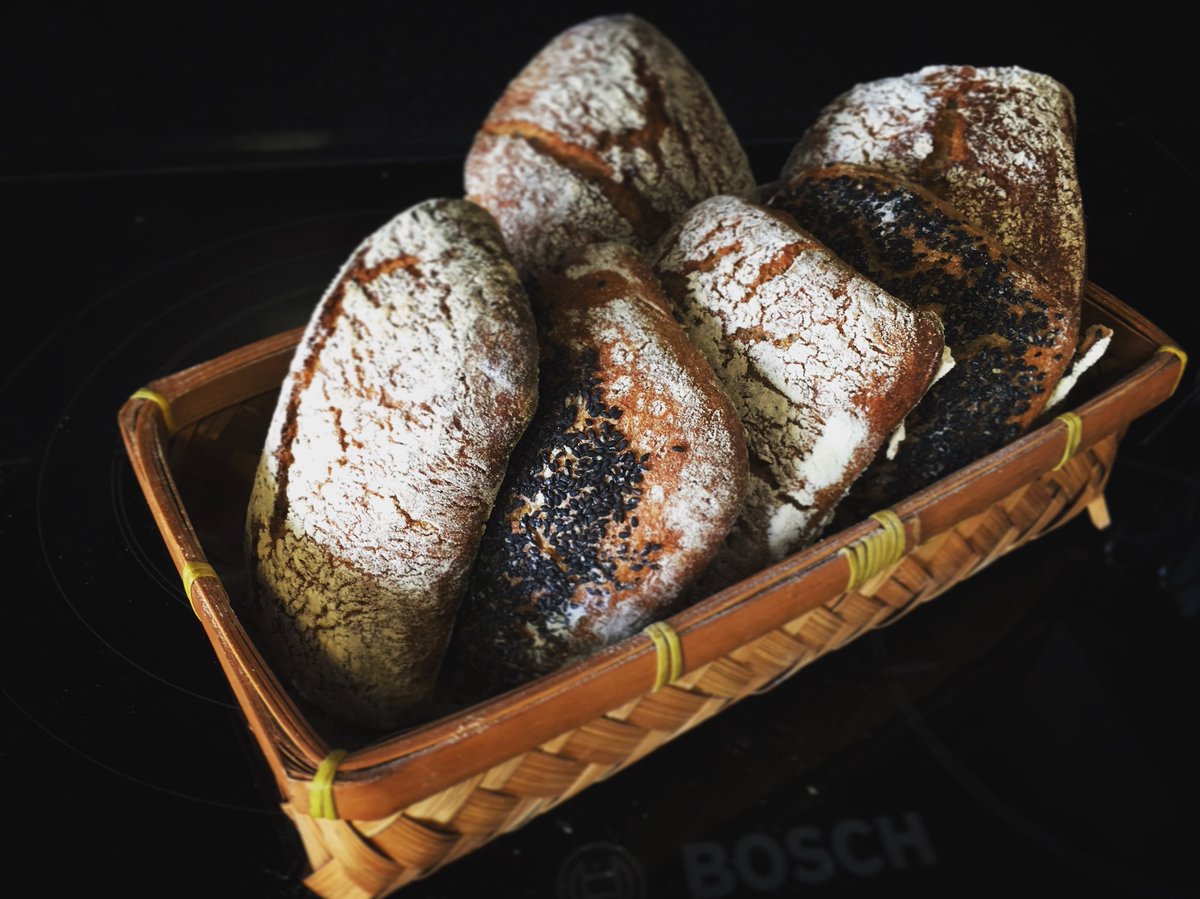 Hoy tocan #panecillos tipo #chapata con #sésamo #negro de #masamadre Today #ciabatta style #bread with #blacksesame #sourdough ough Mezcla de #centeno y #t80 de <a href="/rocafariners/">Harinera Roca</a> #rye and #wheat mix #pandeverdad #realbread #food52