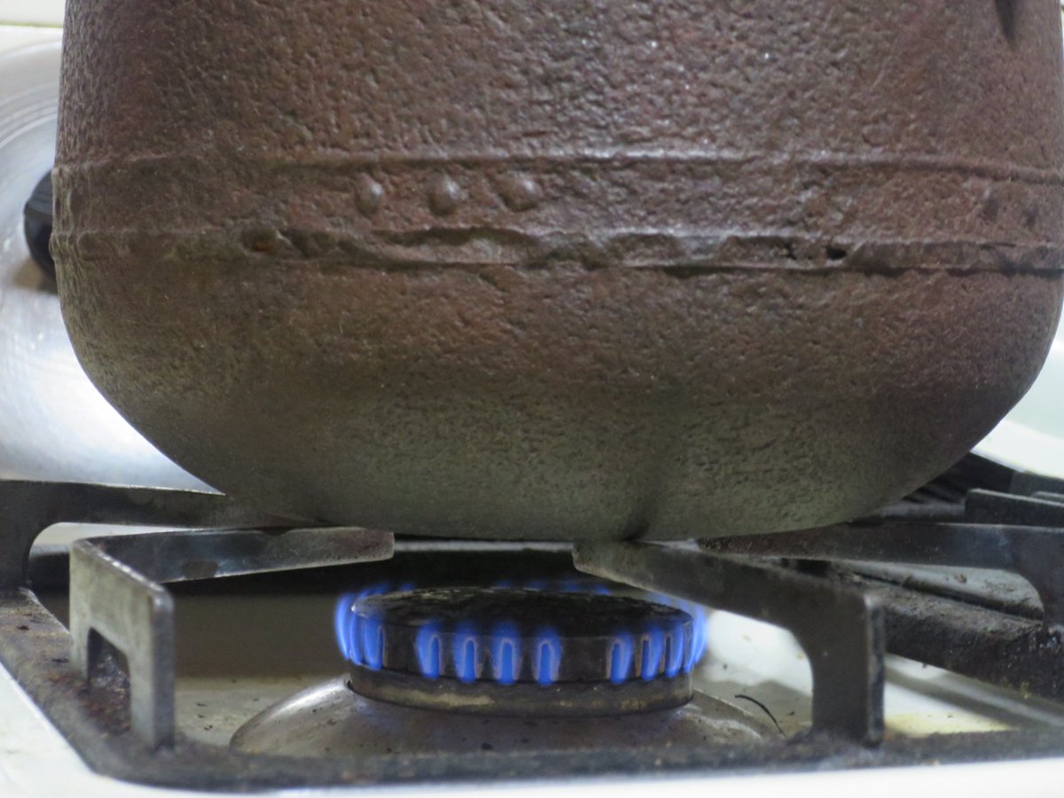 潤 このページの解説によると 鉄の表面の錆止めとなる 釜焼き という工程を全くしない鉄瓶の方が 沸かしたお湯 のコクや香りが強くなるとのこと 但し釜焼きをしない鉄瓶は錆びやすく割れやすいらしい 問題は そこまでの味の違いを自分の舌が気づけるか