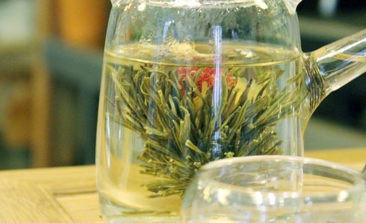 teamasterscupsp's tweet photo. Los utensilios son parte importante en la preparación del té. Así como la porcelana blanca resalta el color de la infusión en tés negros y rojos, el vidrio es apropiado para poder observar la forma de las hojas y la cerámica zisha conserva muy bien el calor #tmcs2018 #mixology https://t.co/18ENYQ85Dw