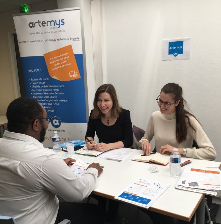 Arcatem's tweet photo. [Live] Complicité et sourires de nos ambassadrices recrutement @GroupeArtemys (@Arcatem; Artemys...), Éléonore et Nadège avec les étudiants @EPSIParis rencontrés cet après-midi 😊#groupeArtemysrecrute #Artemystalents #Arcatemtalents #RelationsEcoles https://t.co/vKJEBMKJHH