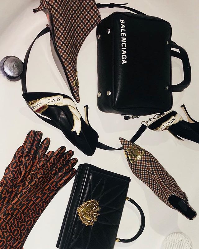 FTLMODA's tweet photo. Literally bathing ourselves in fashion! 🛀
#balenciaga #missoni #dolcegabbana #luxuryfashion
#harpersbazzar #photoshoot #ftlmoda #perumoda #luxurybag #luxurybrands #fashionistas https://t.co/e9T7siZuLT https://t.co/HrFOkubaig