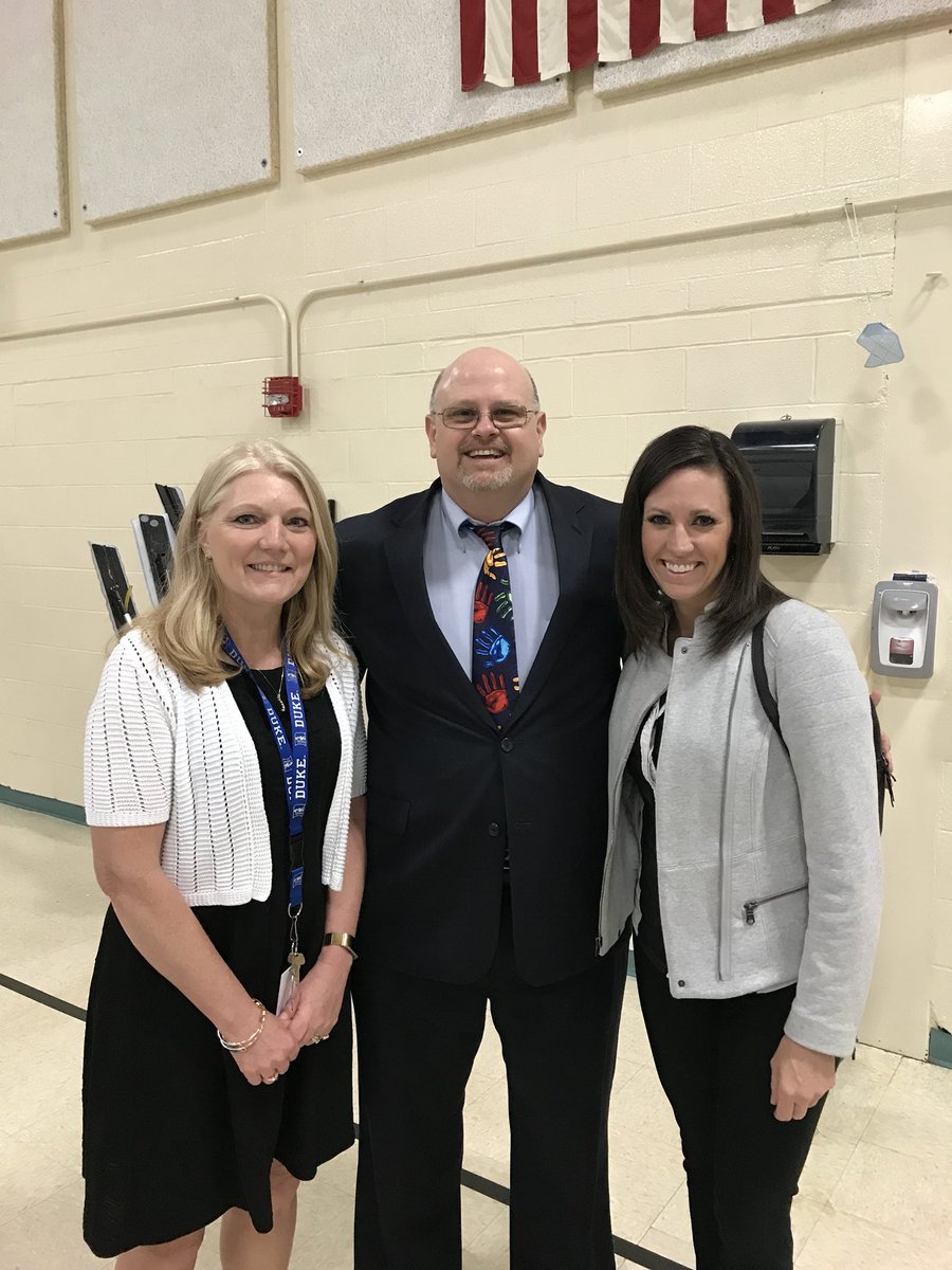 OH_PowerWalker's tweet photo. Mt. Orab Elementary Kindness Club Principal and Good Morning Greeter @MPaeltz with @Local12Perry Record breaking crowd this morning to recognize @DukeEnergy @Local12 SOTW!  Who will you show kindness today? https://t.co/pdvKKyONYN