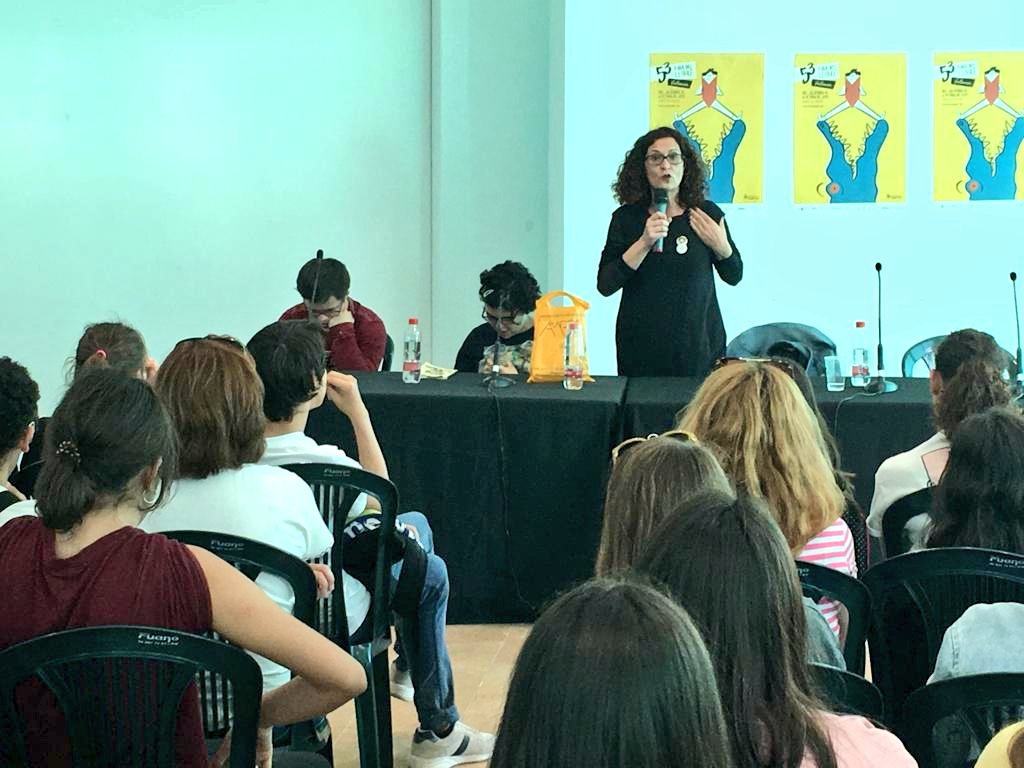 Vincle_Ed's tweet photo. El taller sobre #AMiQueEmPassa a la @firallibrevlc, ple de gom a gom. Carme i @tonacatala han passat una estona d'allò més agradable amb tots els bons amics que han volgut participar en este primer dia de fira https://t.co/DgENkB4YMs