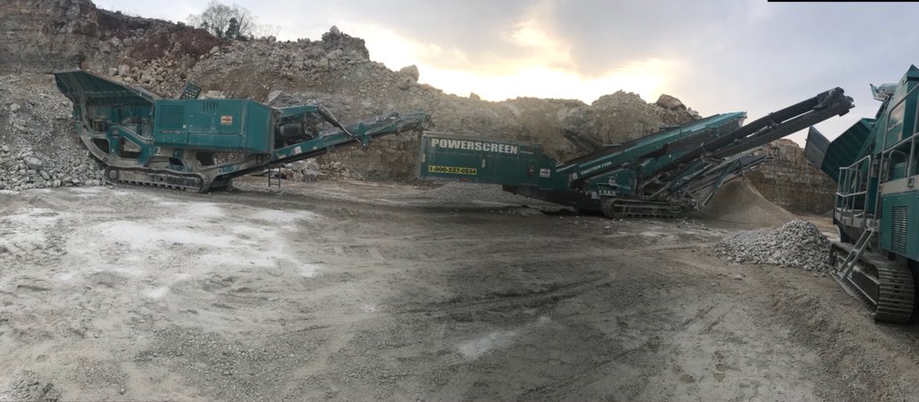 PowerscreenCS's tweet photo. #powerscreen Thursday morning sunrise🌅#crushingit #screeningit # PT400 Jaw feeding Chieftain 2200 Track Screen #behemoth #production https://t.co/Tn89EOVV1D