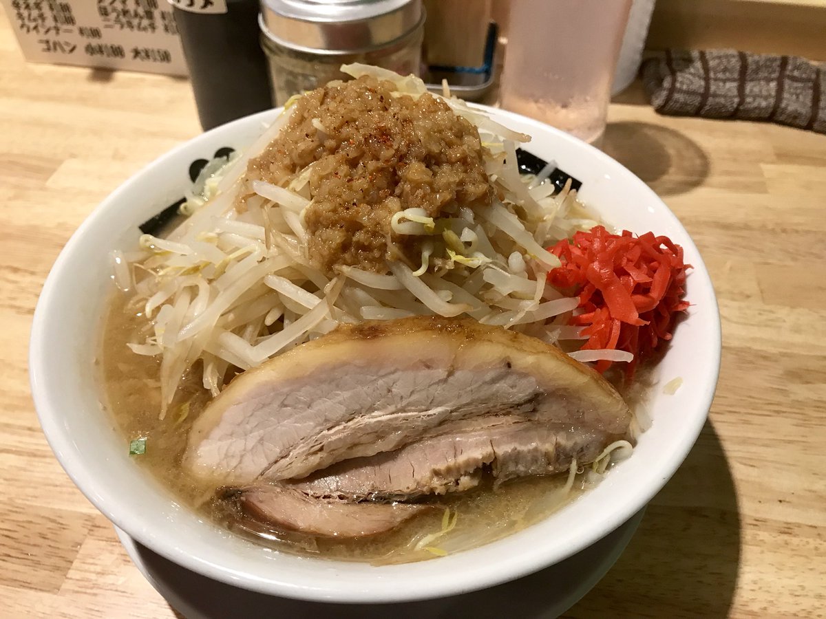 Yanagich 国分寺南口 ラーメン ブタヒロ さん ブタ メン 並盛りの野菜増しで Tpに紅生姜で そして 無料の辛煮干粉に山椒を加えて 今回の辛煮干のは 唐辛子の量が多く なかなか良い 感じです T Co