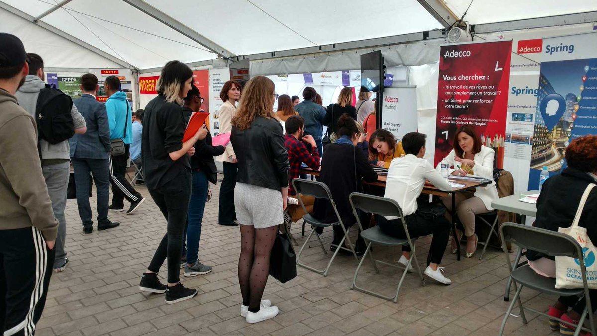 Beaucoup de monde devant le stand du groupe Adecco au village des recruteurs à Dijon #adecco #villagedesrecruteurs #spring
