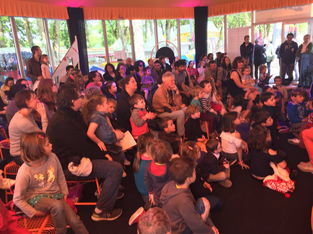 Val07's tweet photo. Un accueil de folie pour #yetlili ce matin au printemps de Bourges #PDB2018 @France4tv #zouzous demain rendez vous avec #MaxetMaestro https://t.co/phL5gR665T