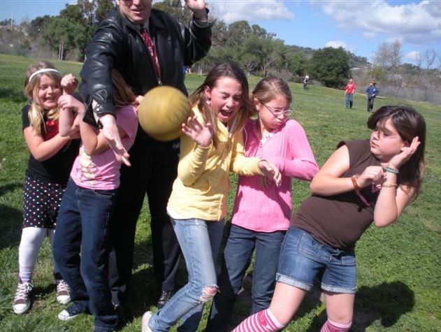 PalisadesWaves's tweet photo. THROWBACK THURSDAY - While taking a group photo 9 years ago during recess, a ball flew into the picture! #TBT #capoadmin #recess #capoproud https://t.co/kIqWnOJr7D