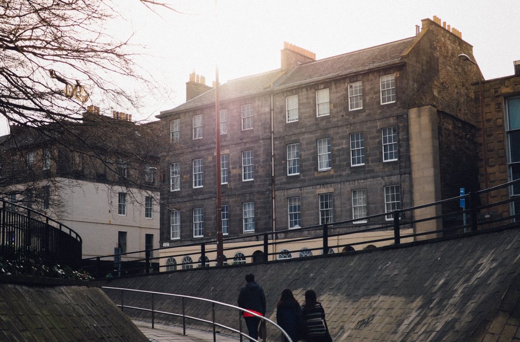 KenSiwakorn's tweet photo. Edinburg , Scotland คือน่าอยู่มาก เป็นเมืองไม่เล็กมากแต่ไม่วุ่นวาย ผู้คนที่นี่ happy https://t.co/HklnptUdCI