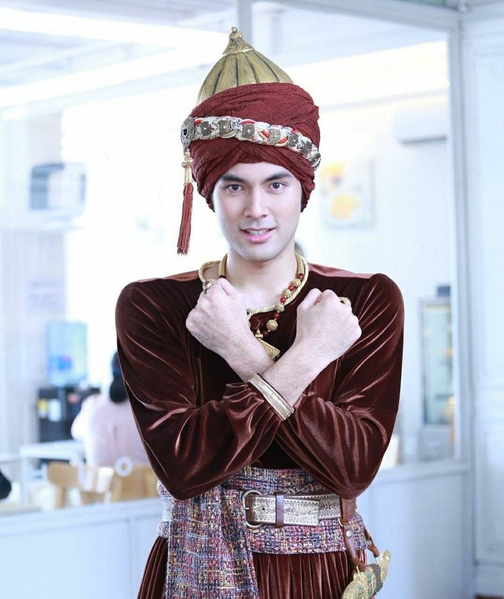 SoraKoi6's tweet photo. เฮ้ยยยย แต่งแบบนี้แล้วบอมหล่ออ่าา มาเล่นเป็นออก��ระศรีได้เลยนะเนี่ย😍 หน้าดูโตระกีมาก #หนึ่งด้าวฟ้าเดียว https://t.co/Y4I9vj3QOu