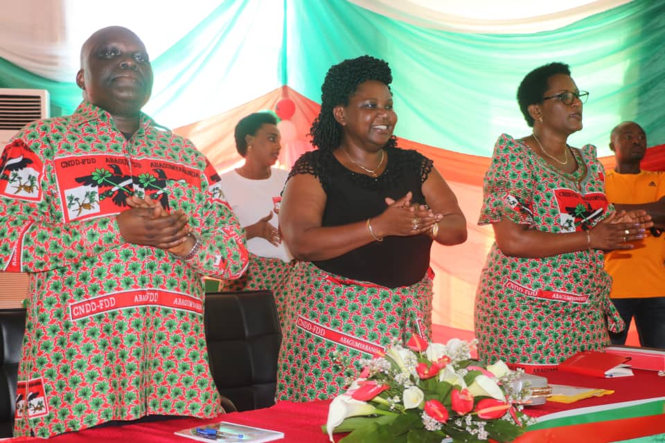 CnddFdd's tweet photo. Umugambwe @CnddFdd watunganije amasengesho yo gushima Imana ku myaka itatu irangiye Nyenicubahiro @pnkurunziza, Imboneza y'Umugambwe @CnddFdd, yemejwe ngo aserukire umugambwe mu matora yo mu 2015. Icivugo: Twibuke kandi dushime ivy'Imana yakoze. #Burundi https://t.co/UN35o9z06F
