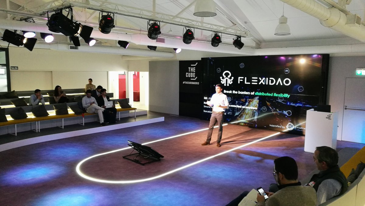 THECUBEMadrid's tweet photo. ¡Volvemos con #B4_Things en #THECUBE! 🙌

Simone Arconero presenta #FlexiDAO, plataforma basada en #EdgeComputing que utiliza #Blockchain y P2P para administrar de una forma más eficiente el flujo de datos y electricidad de pequeños dispositivos, como los que se utilizan en #IoT. https://t.co/V45BYn2MkV