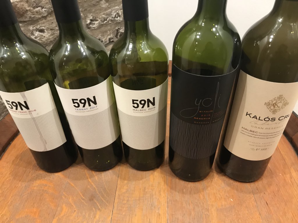 AnaGabrielaSegu's tweet photo. Linda velada conociendo los vinos de @KalosWines. Una línea de vinos jóvenes y muy gritados, pasando luego por muy rico blend para concluir con un excelente gran reserva. https://t.co/YLxgcrGA5h