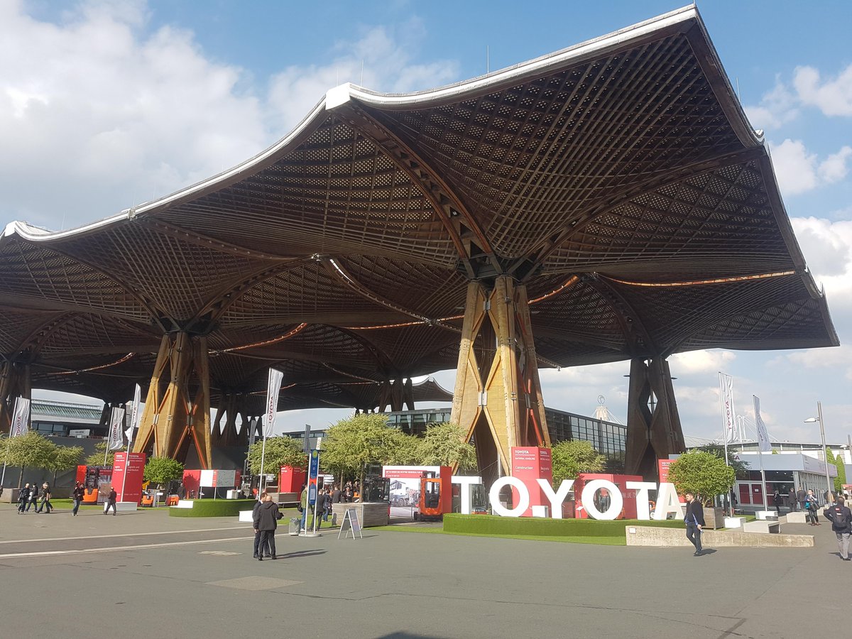 ToyotaMH_ES's tweet image. Estás en #CeMAT2018? Vista el estand de #Toyota en el Pabellón 32 y descubre las últimas novedades en baterías de #litio, la nueva contrapesada eléctrica #Traigo80 y la herramientras T-Stream desarrollada junto a @Microsoft