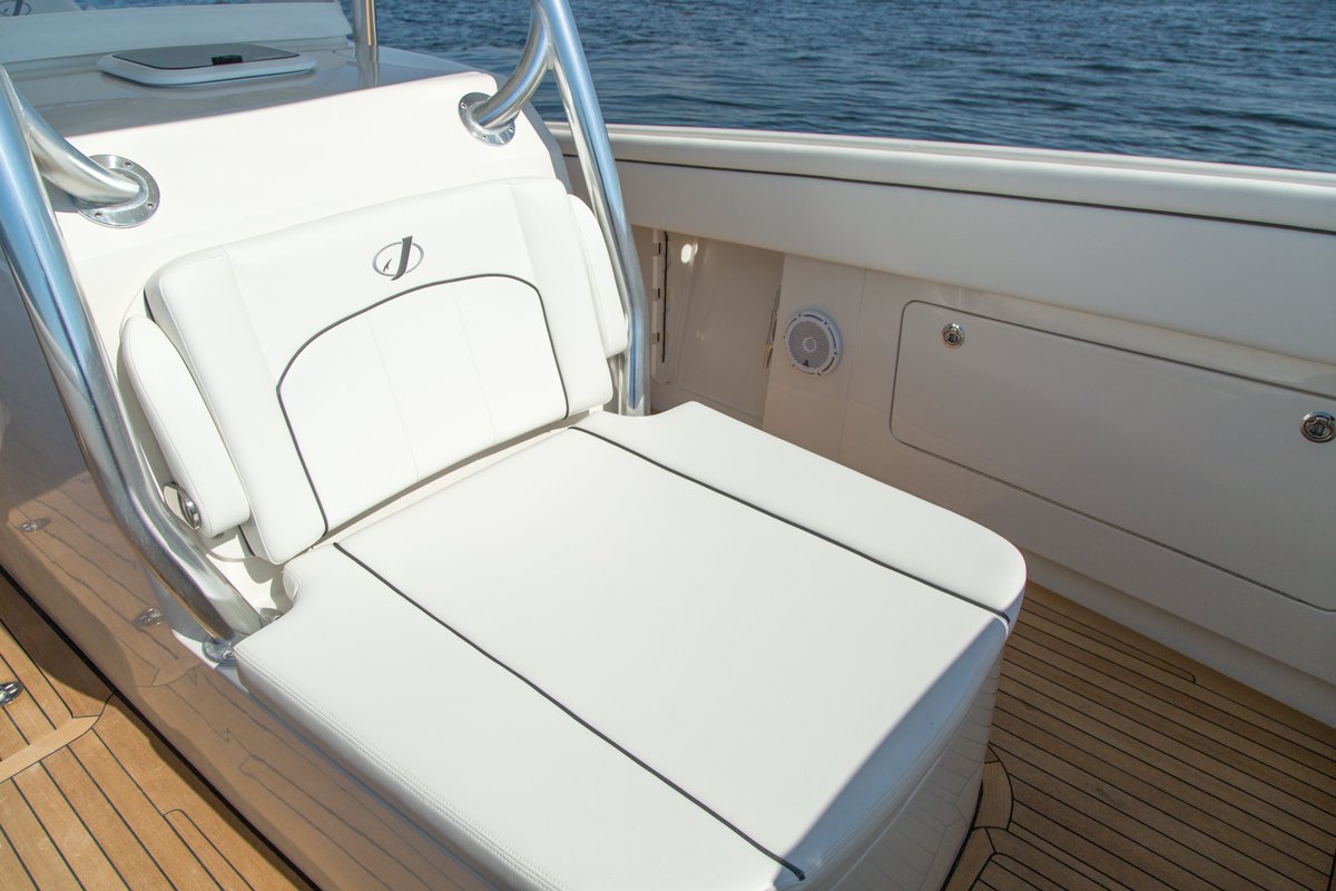 JupiterMarine's tweet image. Who says you can&apos;t have it all? The Jupiter 38 Cuddy is designed to battle the big ones 🐟 and give even the toughest of anglers a well earned respite! #stepaboardajupiter #Jupiter38 #summer #ocean #travel #offshore #fishing #boat #explore @YamahaOutboards @GarminMarine @JLAudio