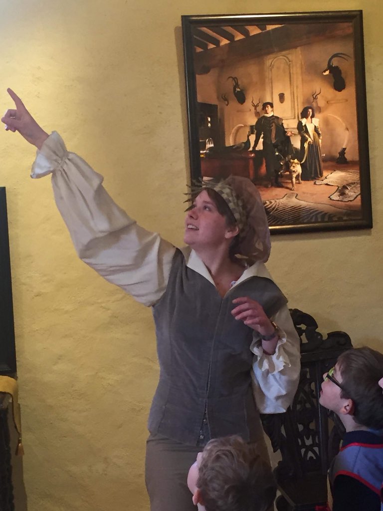 ChateauduRivau's tweet photo. Marie alias Perceval vous fait découvrir la vie au Moyen-âge en mode night fever ! 🕺🏻😂😊😉🏰🗡#battleguide #professionMW#loirevalley https://t.co/GkSvsDd9i8
