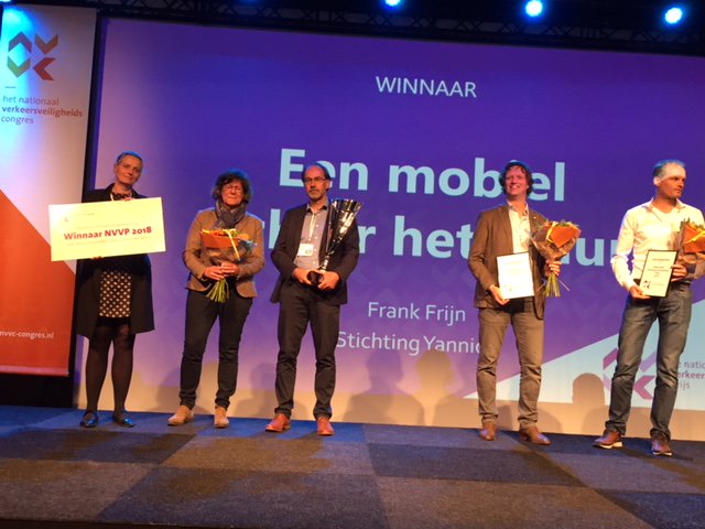 VeiligVerkeer's tweet photo. Gefeliciteerd, Stichting Yannick, met de zeer verdiende verkeersveiligheidsprijs op #NVVC2018. #verkeersveiligheid #smartphones #focusopdeweg https://t.co/SoUkpNEcgl