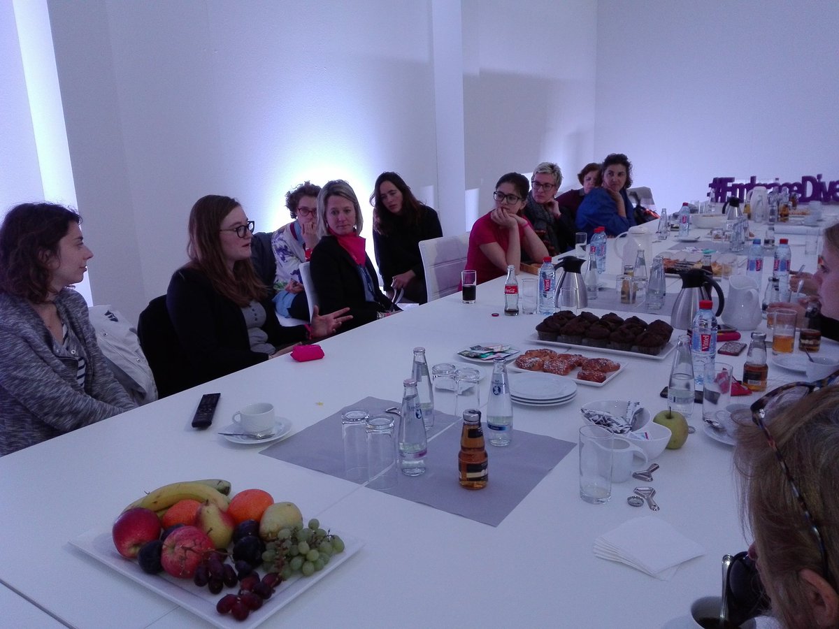 Ellesbougent's tweet photo. «J'ai failli travailler dans la Silicon Valley, dans la détection d'explosifs» #jobdereve 
Super table ronde des marraines @SAFRAN @Airbus avec les lycéennes du lycée français de Berlin posant plein de (bonnes) questions. #ILABerlin #EBbourget https://t.co/pC75VdCDe7