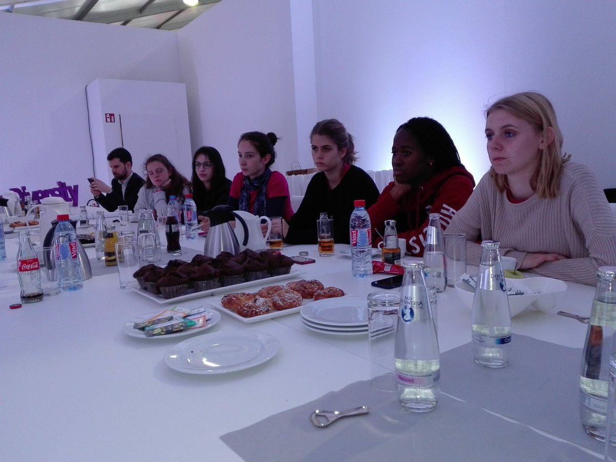 Ellesbougent's tweet photo. «J'ai failli travailler dans la Silicon Valley, dans la détection d'explosifs» #jobdereve 
Super table ronde des marraines @SAFRAN @Airbus avec les lycéennes du lycée français de Berlin posant plein de (bonnes) questions. #ILABerlin #EBbourget https://t.co/pC75VdCDe7