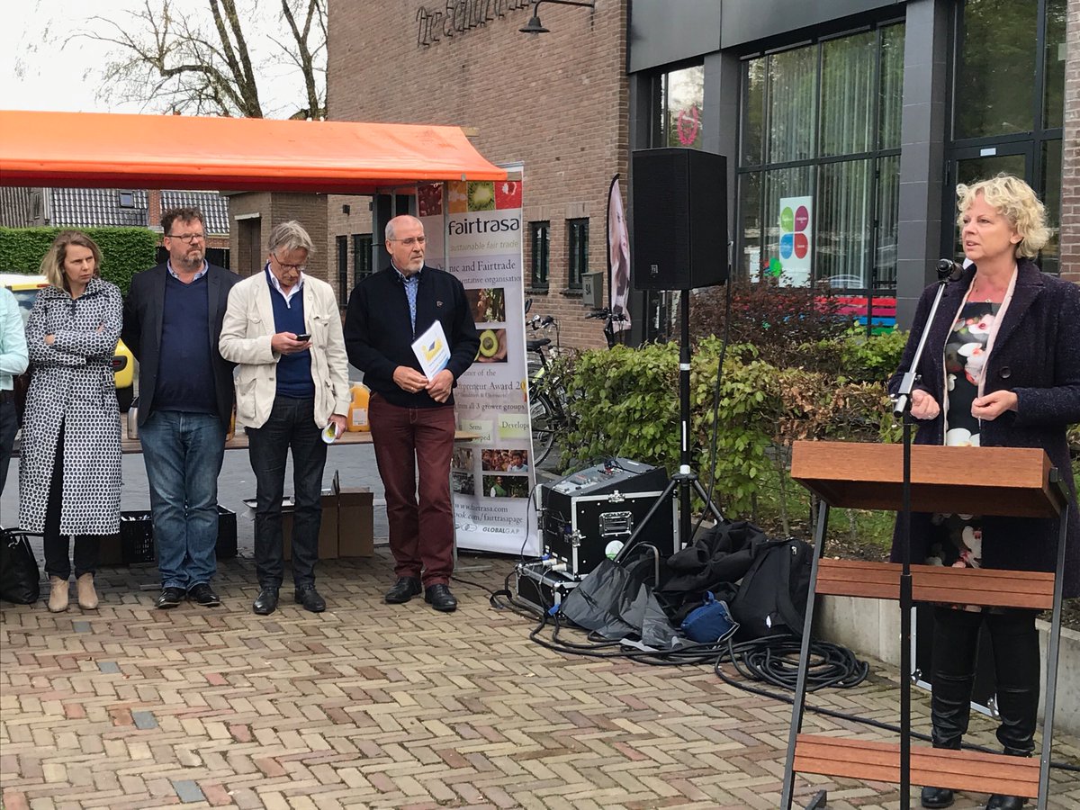 EBruinsSlot's tweet photo. Bekend beeld: kwaliteitskeurmerk MienskipsEnergie uitgereikt door ex wethouder en kwartiermaker Fryske energiestrategie Houkje Rijpstra! https://t.co/mqCZc4aA6h