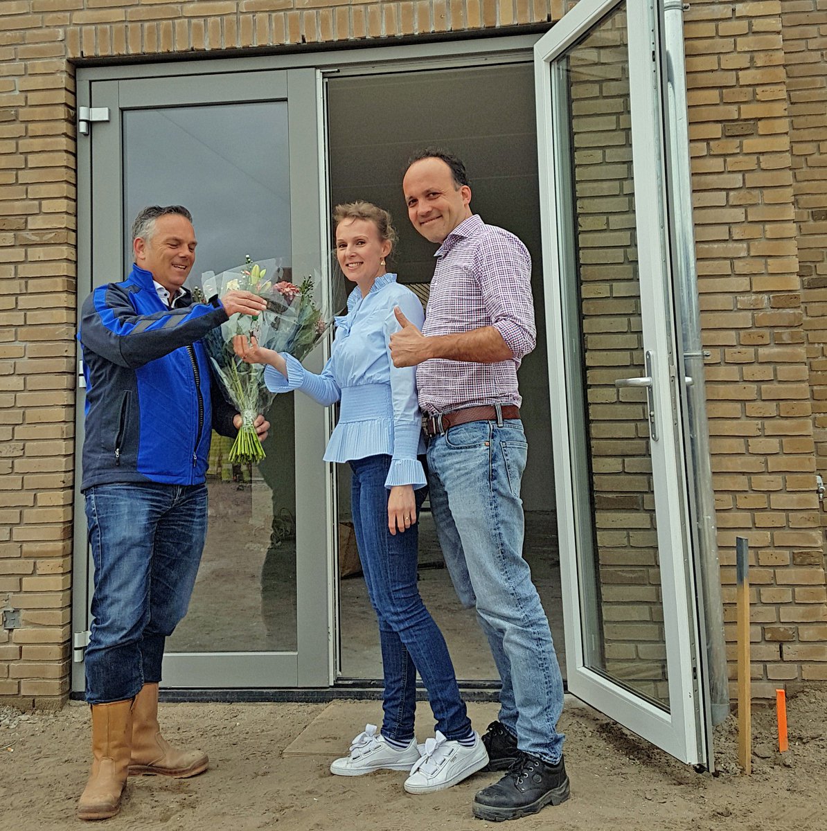 Projectleider <a href="/O_langen/">Olaf De Langen</a> overhandigd de sleutels aan de familie Maclennan van hun gloednieuwe woning in de wijk @Park16Hoven waar @giesbersrotterdam de laatste hand legt aan het project Wonen aan de Meander fase 2. Wij wensen ze heel veel woonplezier. #gefeliciteerd
