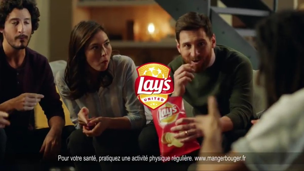 richardsapin's tweet photo. @LeKouss Je suis d'accord, je pense que dans la discipline tactique, LFC ne fera pas le poids,reste a savoir si Lays trollera encore Messi (un autre maillot dans l'écran) il y a plus de respect pour le nain : suivez la league des champions avec Lays, et dans l'écran un maillot de la Roma. https://t.co/Z4g6HSdaik