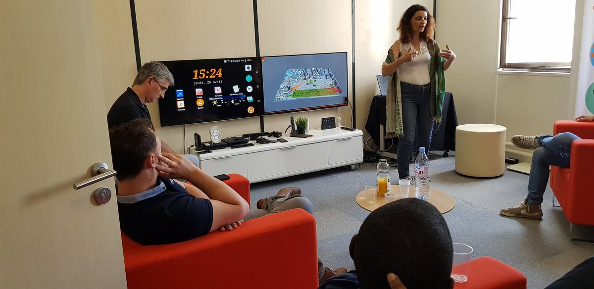 djneft's tweet photo. #rencontre @amb_digit dans le Showroom phygital de PHA pour une prise en main des usages et innovations Orange #5G, #livebutton, #orangetelephone #IA #VR avec @Laurie__Md @Hajar_zz @serge_haudebert @Bodonnat #latence 5G prise en main miracast. https://t.co/jmNmfBpMLD