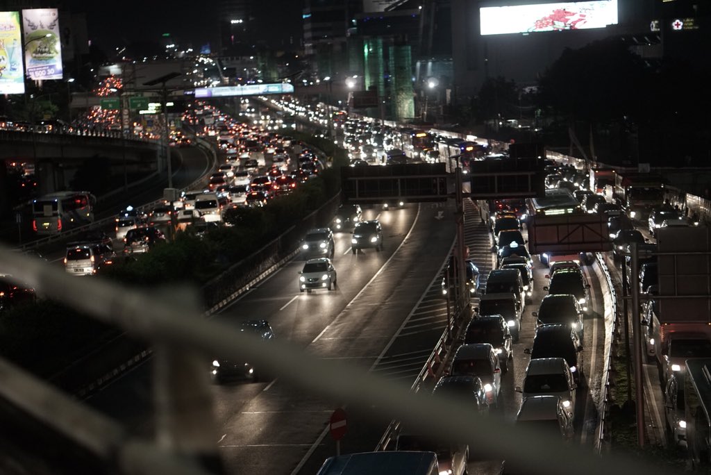 yeyetbleszynski's tweet photo. Penampakan dari Flyover Pancoran, Macet Cet...  #ElshintaMediaUpdate https://t.co/BwZoENUNZk