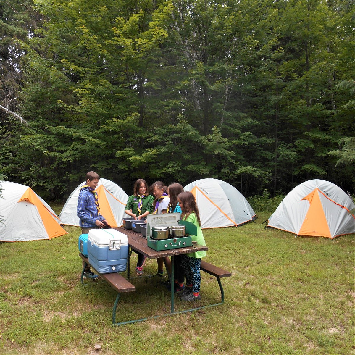 scoutscanada's tweet photo. The @Eurekacamping Mackenzie 4 tent, made specifically for @scoutscanada, is highly recommended for its 3-season appeal. It’s perfect for spring camping because 2 entryways + 2 vestibules = 0 muddy shoes in the tent. Visit @ScoutShopCanada today: https://t.co/xaSxhzyeQe https://t.co/ujfPactxhj