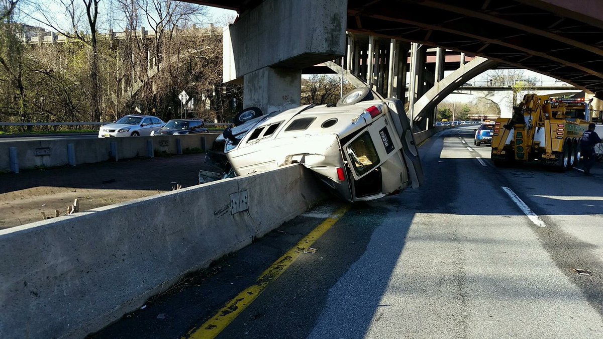 LReyTV's tweet image. Ax on #CrossCounty Pkwy @CityofYonkers snarls morning traffic; minor injuries; van driver attempts to get onto #BronxRiver Here’s the result 📷#viewerphoto
