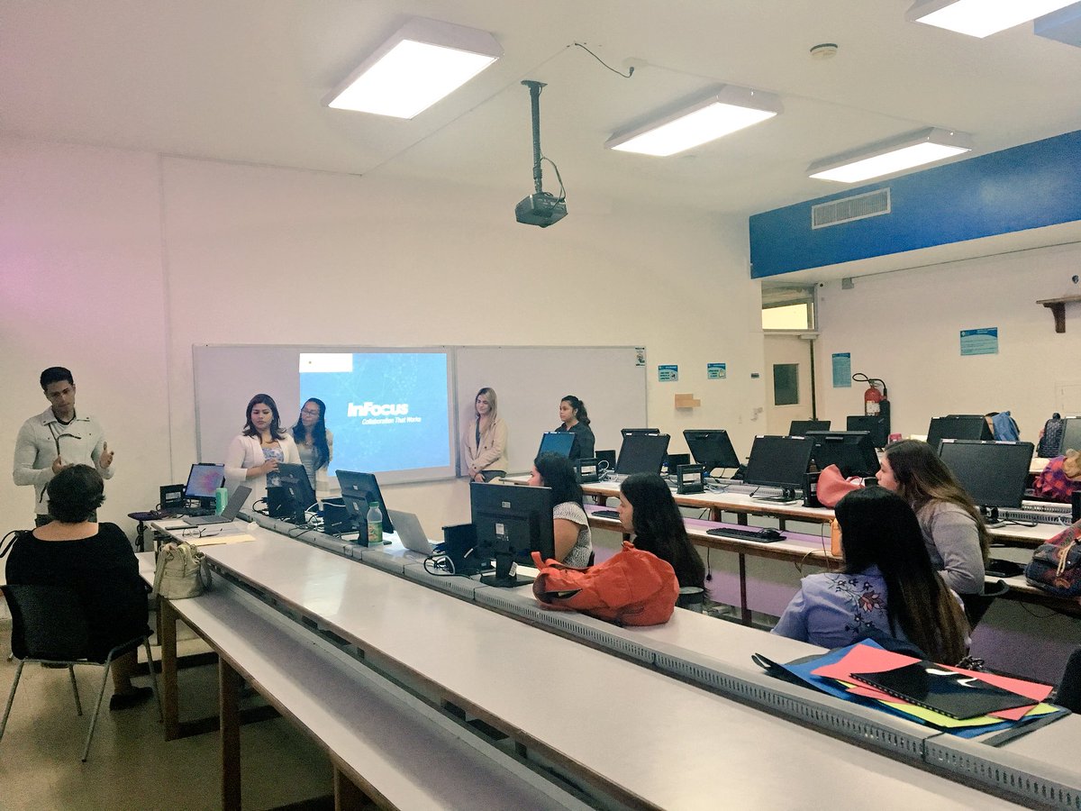 Elissaga's tweet image. 📌Empezamos la última jornada de presentaciones de #Perdig18 de los proyectos de #ComDigital y talleres impartidos en el Instituto América, con chicos de 7mo, 8vo y 9no grado.

✅ Invitada especial:  @cfonseca09 
#rrss